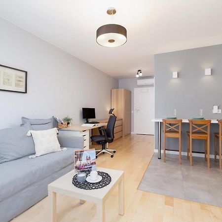 Solna Apartment With Parking Cracow By Noclegi Renters クラクフ エクステリア 写真