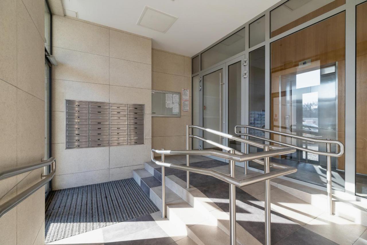 Solna Apartment With Parking Cracow By Noclegi Renters クラクフ エクステリア 写真