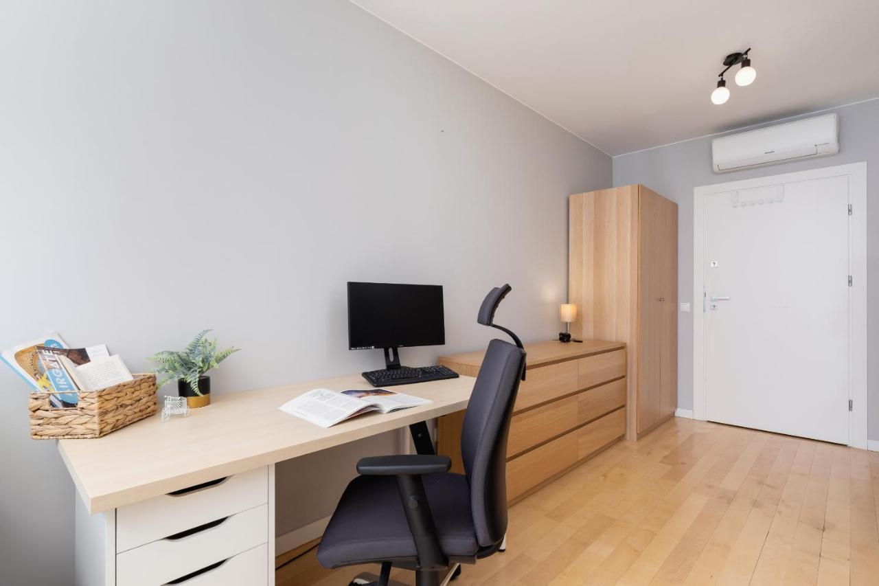 Solna Apartment With Parking Cracow By Noclegi Renters クラクフ エクステリア 写真