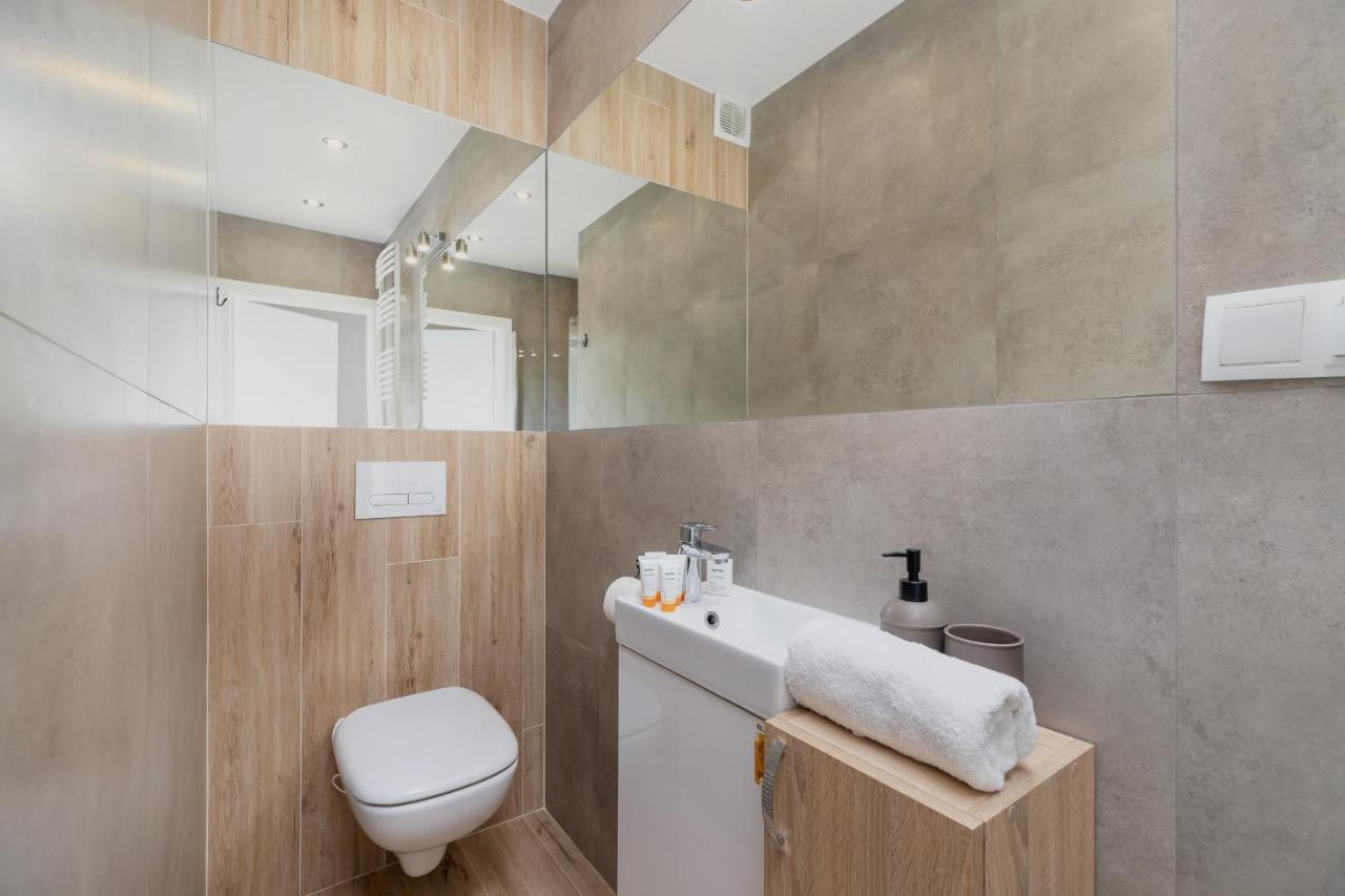 Solna Apartment With Parking Cracow By Noclegi Renters クラクフ エクステリア 写真