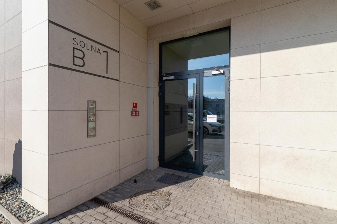 Solna Apartment With Parking Cracow By Noclegi Renters クラクフ エクステリア 写真