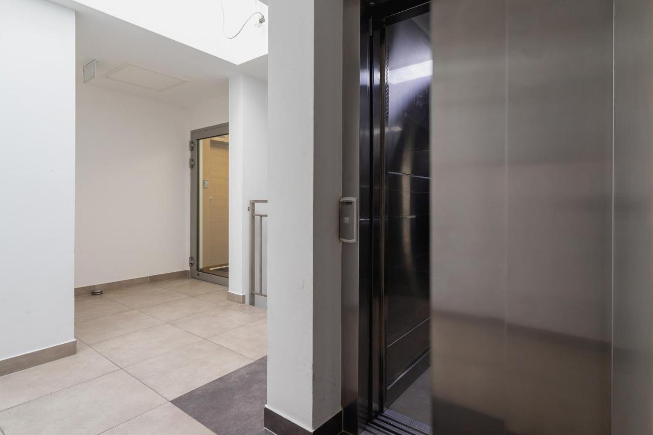 Solna Apartment With Parking Cracow By Noclegi Renters クラクフ エクステリア 写真
